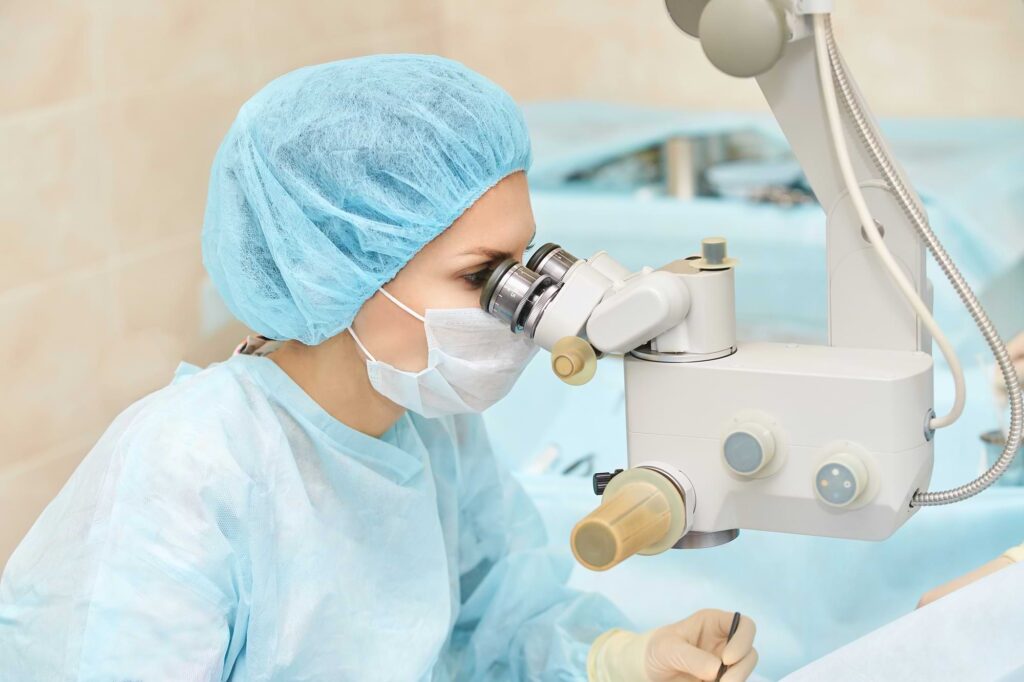 eye doctor qualifications